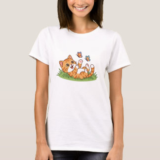 Süße verspielte orange Katze mit Schmetterlingen T-Shirt