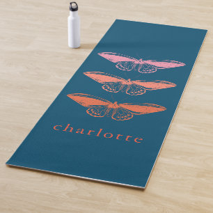 Süße Vintage-Illustration eines rosa Schmetterling Yogamatte