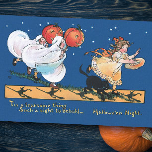 Süße Vintage-Kinder, die in der Halloween-Nacht er Seidenpapier