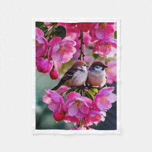 Süße Vögel auf rosa Kirschblütenbäumen Fleece Bla