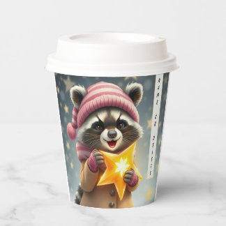 Süße Waschbär-Mädchen im rosa-sandfarbenen Wintero Pappbecher