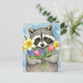 Süße Waschbär mit Frühlingsblumen Postkarte (Stehend Vorderseite)