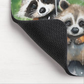Süße Waschbären im Regen Mousepad (Ecke)