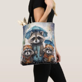 Süße Waschbären im Regen Tasche (Von Nahem)