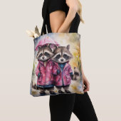 Süße Waschbären im Regen Tasche (Von Nahem)