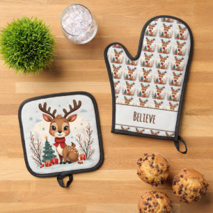 Süße Weihnachts-Rentier-Szene Schneebedeckter Wald Ofenhandschuh & Topflappen-Set