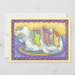 Süße Weihnachtskatze schläft mit Mäusen in Strümpf Feiertagskarte