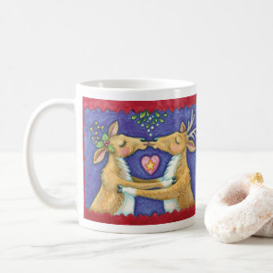 Süße Weihnachtsrenentiere, romantischer Kuss unter Kaffeetasse