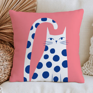 Süße weiße Katze in blauen Tupfen Pastellrosa Kissen