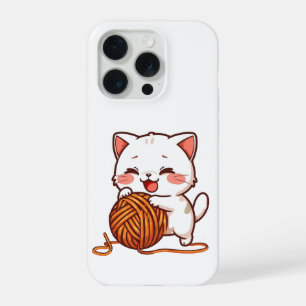 Süße weiße Katze spielt mit wollener Ballhülle iPhone 15 Pro Hülle