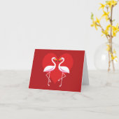 Süße weiße rosa Flamingos mit rotem Herzen | Text Karte (Gelbe Blume)