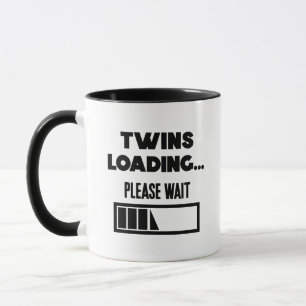 Süße Zwillinge laden eine Nachrichtenankündigung Tasse