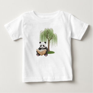Süßer 3D-Wasserfarben-Panda beim Lesen eines Buche Baby T-shirt