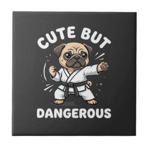 Süßer aber gefährlicher Pug-Hund Karate Fliese