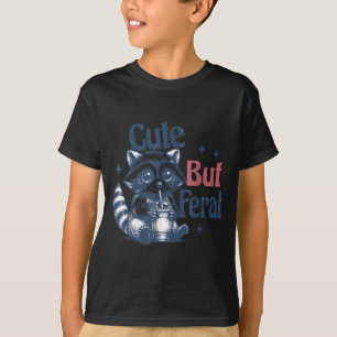 Süßer aber verwilderter Waschbär, der Boba trinkt, T-Shirt