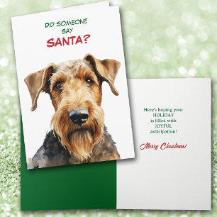 Süßer Airedale Terrier Hund sucht nach Santa Feiertagskarte