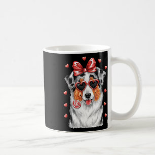 Süßer Australian Shepherd leckt Lutscher Valenti Kaffeetasse