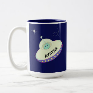 Süßer Avatar Alien & Fliegende Untertasse auf Mari Zweifarbige Tasse