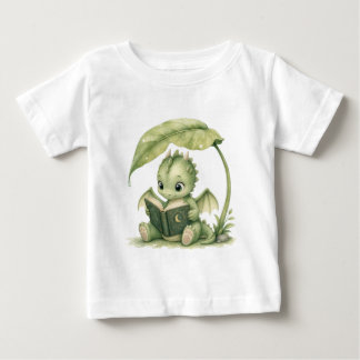 Süßer Baby-Drache liest Storybook unter Blatt Kind Baby T-shirt