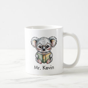 Süßer Babykoala beim Lesen eines Buches Kaffeetasse