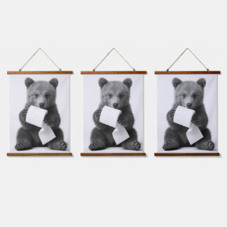Süßer Bär hält Toilettenpapier Lustiger Minimalist Wandteppich Mit Holzrahmen