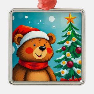 Süßer Bär in Santa-Mütze neben geschmücktem Weihna Ornament Aus Metall