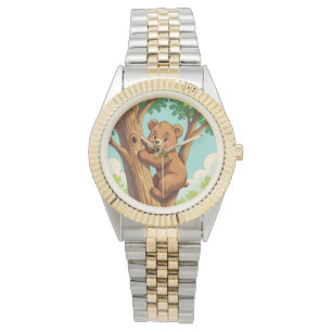 Süßer Bärenjunge klettert auf einen Baum Armbanduhr