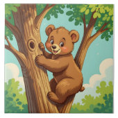 Süßer Bärenjunge klettert auf einen Baum Fliese (Vorderseite)