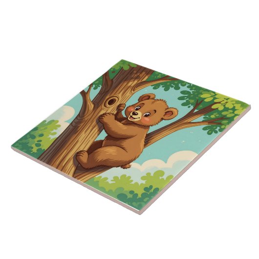 Süßer Bärenjunge klettert auf einen Baum Fliese (Seite)