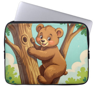 Süßer Bärenjunge klettert auf einen Baum Laptopschutzhülle
