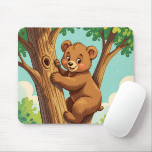 Süßer Bärenjunge klettert auf einen Baum Mousepad