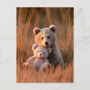 Süßer Bärenjunge umarmend einen Teddybär Postkarte