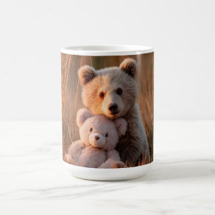 Süßer Bärenjunge umarmt einen Teddybären Kaffeetasse