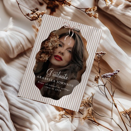 Süßer beiger Foto-Graduationsbogen mit Nadelstreif Ankündigung
