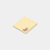 Süßer beiger Teddybär mit gestreifter gelber Schär Post-it Klebezettel (angewinkelt)