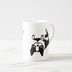 Süßer Boston-Terrier-Cartoon-Hund entspannt sich Porzellantasse