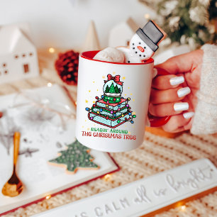 Süßer Bücherliebhaber liest rund um den Weihnachts Tasse