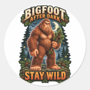 Süßer Cartoon-Bigfoot mit Kiefernzweig Runder Aufkleber