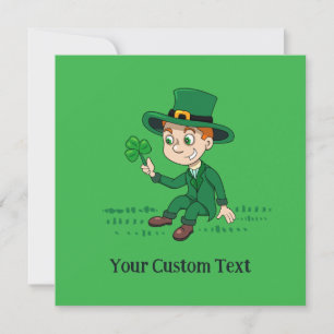 Süßer Cartoon-Leprechaun mit Kleeblatt und Regenbo Einladung