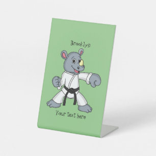 Süßer Cartoon-Nashorn Kung-Fu-Cartoon  Sockelschild