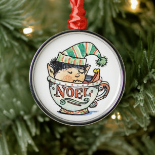 Süßer Cartoon-Weihnachtself, der in einer Teetasse Silbernes Ornament