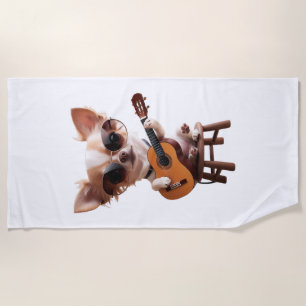 süßer Chihuahua spielt klassische Gitarre Cartoon  Strandtuch