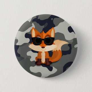 Süßer cooler Fuchs mit Sonnenbrille auf grauer Tar Button