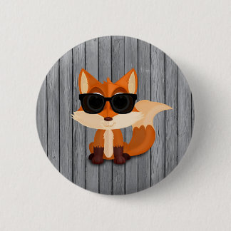 Süßer cooler Fuchs mit Sonnenbrille auf rustikalem Button
