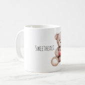 Süßer cremefarbener Teddybär aus Strick mit Apfel Kaffeetasse (Vorderseite Links)