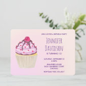 Süßer Cupcake mit Himbeere oben Einladung (Stehend Vorderseite)