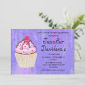 Süßer Cupcake mit Himbeere oben Einladung (Stehend Vorderseite)