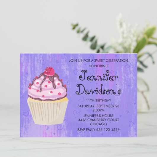 Süßer Cupcake mit Himbeere oben Einladung (Stehend Vorderseite)