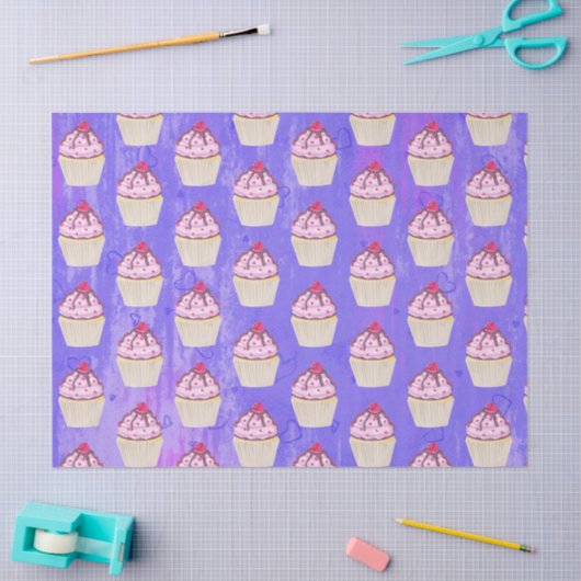 Süßer Cupcake mit Himbeere oben Seidenpapier (Basteln)