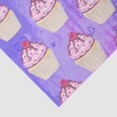 Süßer Cupcake mit Himbeere oben Seidenpapier (Detail)